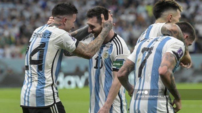 Pemain Argentina Lionel Messi merayakan gol.