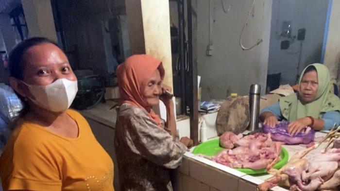 Pembeli mengeluhkan harga daging ayam yang tinggi hingga membatalkan pembeliannya di sebuah los di Pasar Bandarjo Ungaran, Kabupaten Semarang, Selasa (23/8/2022).