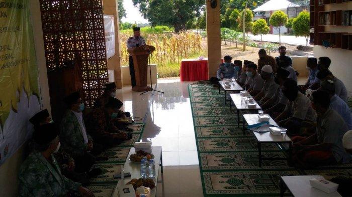 Program pemberantasan buta huruf Al Quran dengan mengajarkan keterampilan mengaji bagi warga binaan Lapas Terbuka Kelas IIA Kendal, Jumat (12/3/2021).
