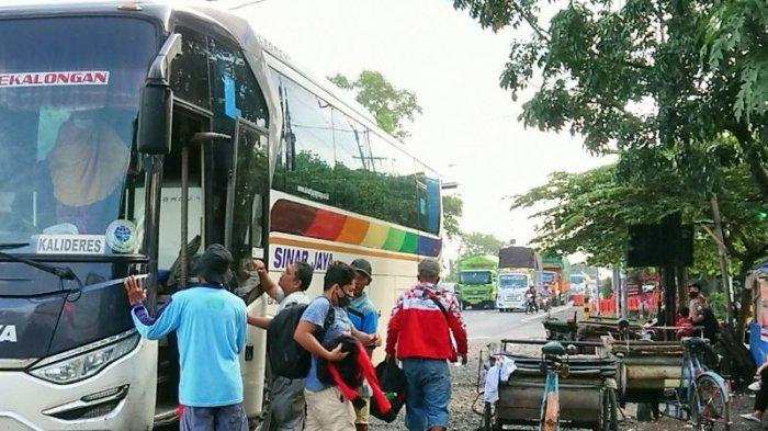 Pemudik dari berbagai daerah turun dari bus di depan Terminal Tipe A Pemalang, beberapa waktu lalu.