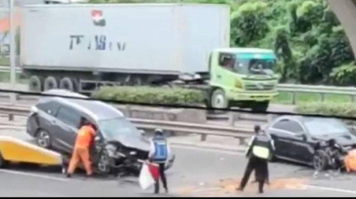 Penampakan dua mobil yang terlibat tabrakan beruntun di Tol JORR Cakung pada Sabtu (27/11/2021). Tabrakan itu beredar dalam sebuah video yang viral di media sosial.