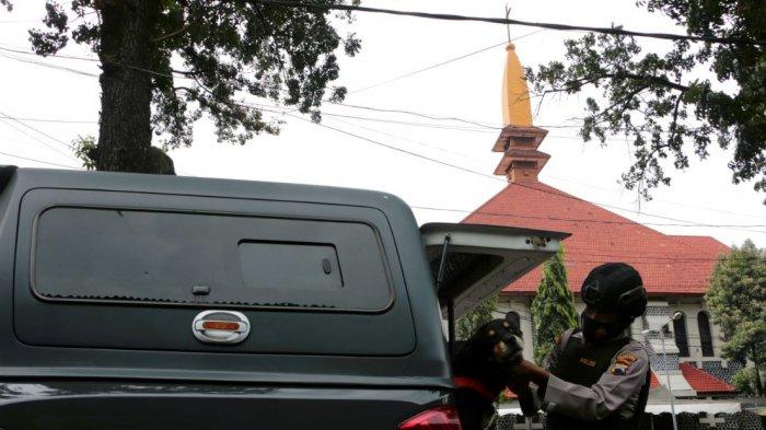 Petugas kepolisian bersenjata laras panjang dan menggunakan anjing pelacak berjaga di Gereja Katedral Santa Perawan Maria Ratu Rosario Suci Jalan Pandanaran Kota Semarang, Jawa Tengah, Kamis (1/4/21). Penjagaan tersebut dilakukan demi menjaga keemanan jamaah agar dapat khusyu dalam menjalani ibadah malam paskah serta mengantisipasi terjadinya ancaman teror susulan yang sebelumnya terjadi di Makasar dan Mabes Polri.