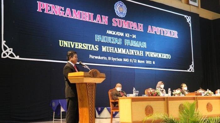 Pengambilan sumpah apoteker ke-34 Program studi Apoteker Fakultas Farmasi Universitas Muhammadiyah Purokerto (UMP) di Auditorium Ukhuwah Islamiyah UMP, Selasa (22/03/2022).