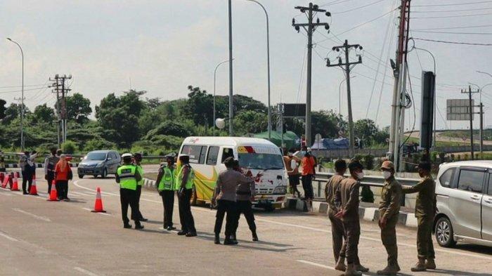 Jajaran Polres Pemalang bersama Kodim 0711, dan Pemkab Pemalang, melakukan pengetatan di sekitar Pintu Tol Gandulan, Senin (26/4/2021).