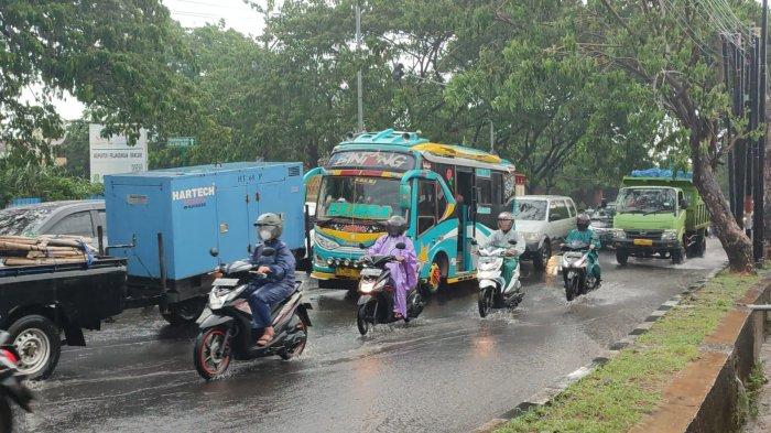 Pengguna jalan menerabas air bak di kali saat melintasi tanjakan