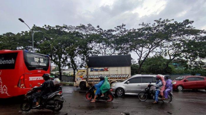 Pengguna jalan menerabas air bak di kali saat melintasi tanjakan