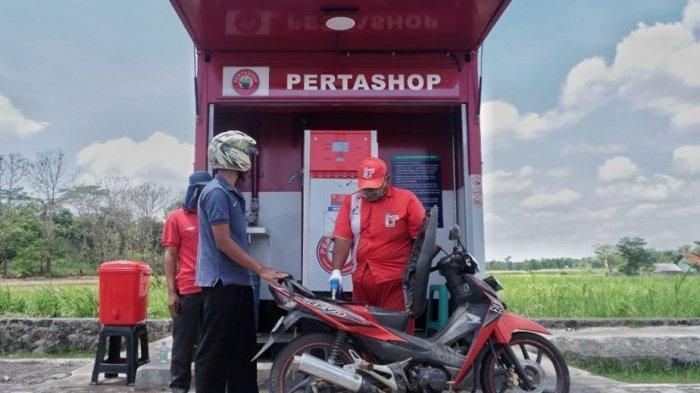 Aktivitas pengisian BBM oleh masyarakat di Pertashop.