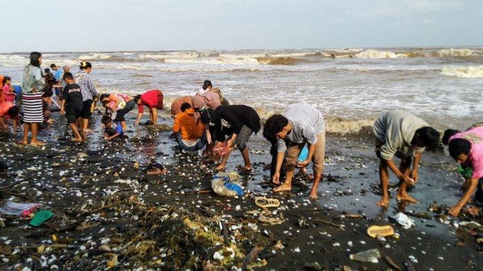 Sejumlah pengunjung memadati Pantai Sendang Sikucing untuk berburu kerang beberapa waktu lalu.