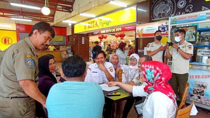 Petugas Dinkes dan Satpol PP Kabupaten Wonosobo memberikan edukasi dan imbauan kepada penjual Cikibul di Pujasera Rita Pasar Raya Wonosobo, Rabu (18/1/2023).