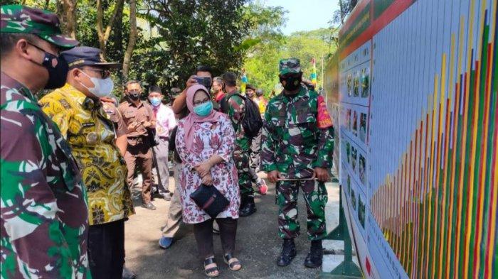 Bupati Pekalongan Asip Kholbihi didampingi Dandim 0710 Pekalongan Letkol Czi Hamonangan Lumban Toruan bersama Forkompinda meninjau TMMD di Desa Pagumenganmas, Kecamatan Karangdadap, Kabupaten Pekalongan.