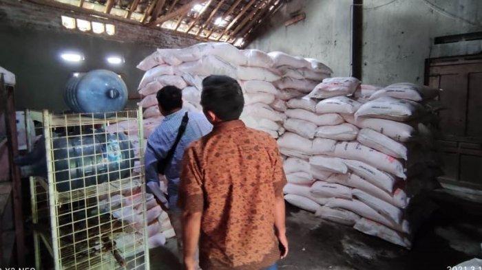 Sat Reskrim Polres Sragen ketika melakukan penyelidikan di kios milik Tri Widodo di Dukuh Belangan RT 01 Desa Kaliwedi, Kecamatan Gondang, Sragen.