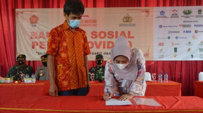 Penyerahan bantuan 40 ton beras dan masker dari panitia Imlek Nasional kepada warga Purbalingga yang diterima langsung oleh Bupati Purbalingga, Dyah Hayuning Pratiwi, Jumat (2/4/2021).