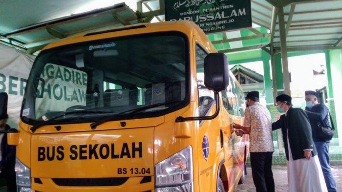 Pengecekan minibus bantuan Kementerian Perhubungan sebagai armada para santri Ppnpes Darussalam Ngadirejo Temanggung, Senin (22/2/2021).