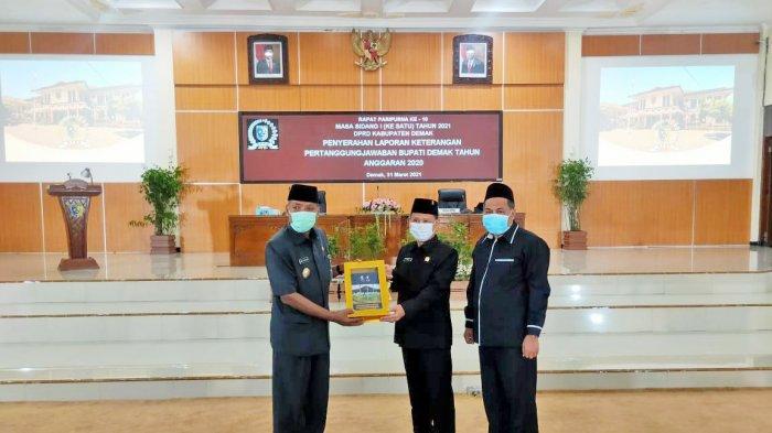 Penyerahan LKPJ dari Wakil Bupati Demak yang mewakil Bupati Demak kepada Ketua DPRD Kab Demak