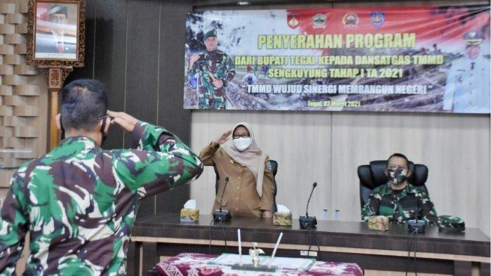 Bupati Tegal, Umi Azizah, saat membuka program TNI Manunggal Membangun Desa (TMMD) Sengkuyung Tahap I Desa Bersole, Kecamatan Adiwerna Tahun Anggaran 2021. Berlokasi Ruang Rapat Bupati Tegal, Selasa (2/3/2021) lalu.