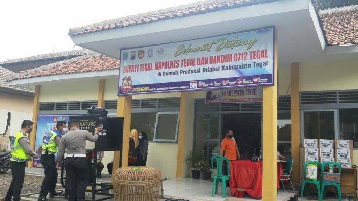 Halaman depan rumah produksi difabel kreatif yang beralamat di Jalan Raya Utara Adiwerna, Kemayaran, Tembok Banjaran, Kecamatan Adiwerna, Kabupaten Tegal, Jumat (26/2/2021).
