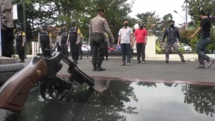 Kapolsek Tembalang Kompol R Arsadi memeriksa senjata api atau senpi milik anggotanya sebagai langkah antisipasi penyalahgunaan senjata tersebut di Polsek Tembalang.