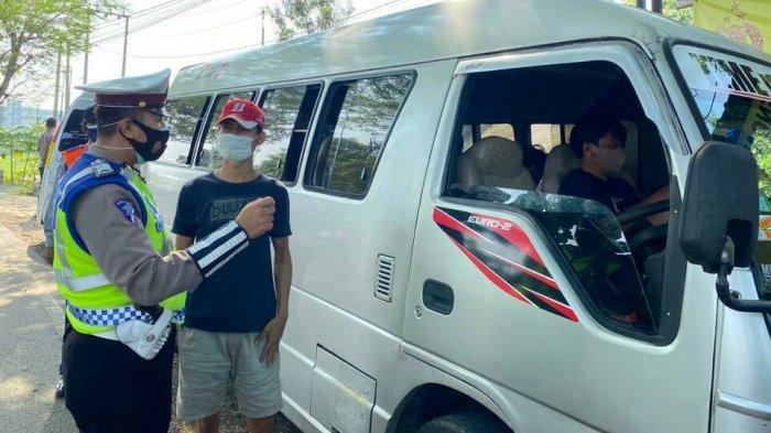 Persiapan penyekatan larangan mudik yang diselenggarakan Satlantas Polres Tegal bersama tim gabungan dari TNI, Satpol PP, dan Dinas Perhubungan Kabupaten Tegal, Minggu (2/5/2021) di Pos PAM Klonengan Kecamatan Margasari. Dari kegiatan ini puluhan kendaraan diminta putar balik ke arah asal dan sebanyak 8 kendaraan travel gelap diamankan.