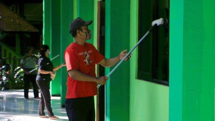 Staf Sekolah SMP N 5 Semarang sedang melakukan persiapan Pembelajaran Tatap Muka (PTM) yang rencananya akan di mulai 5 April 2021. Sesuai hasil rapat untuk jumlah siswa yang masuk dibatasi 50 persen dari kapasitas sekolah. Untuk pelajar kelas XII masuk pukul 8.30 WIB sampai 10.30 WIB, kelas XIII pukul 08.00 WIB sampai 10.00 WIB dan untuk kelas IX di mulai pukul 07.30 WIB sampai 09.30 WIB, Rabu (24/3/21).