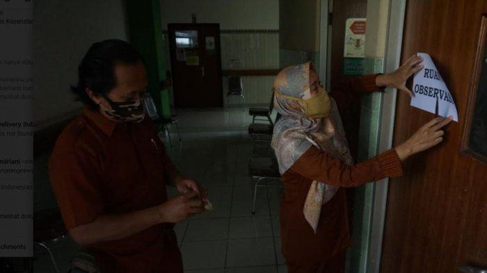 Petugas Kesehatan mengecek persiapan ruangan vaksinasi di RSUD Kabupaten Batang, Rabu (13/1/2021)