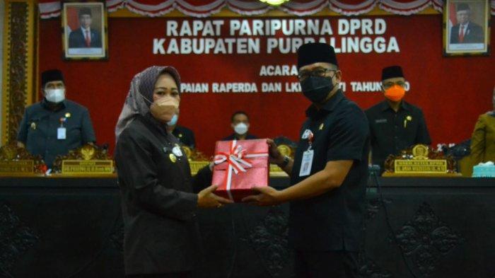 Bupati Purbalingga, Dyah Hayuning Pratiwi saat membacakan Laporan Keterangan Pertanggungjawaban (LKPJ) Tahun Anggaran 2020 kepada DPRD Purbalingga, pada Senin (22/3/2021) di Ruang Rapat DPRD.