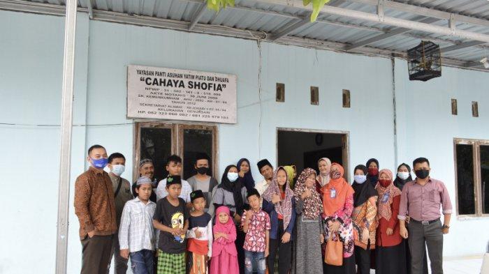 Perwakilan Dosen dan Karyawan STIE Bank BPD Jateng Foto Bersama Anak Yatim di Panti Asuhan Cahaya Shofia, Rabu (28/4/2021).