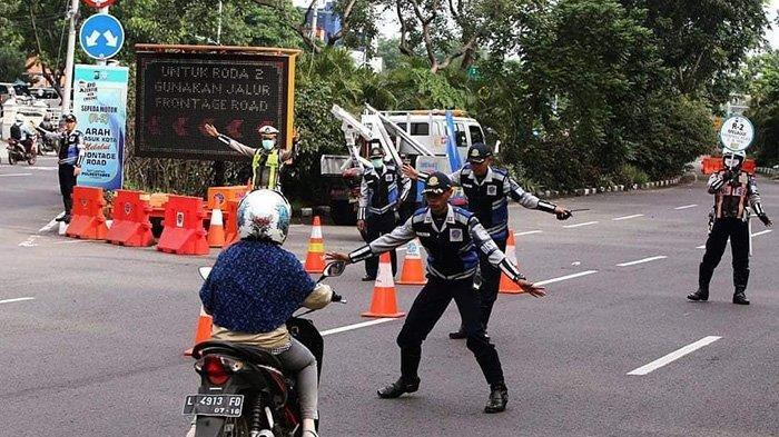 Petugas Dishub menghalau pengemudi motor. Foto ini viral setelah diunggah ke Twitter, Jumat (19/1/2018).