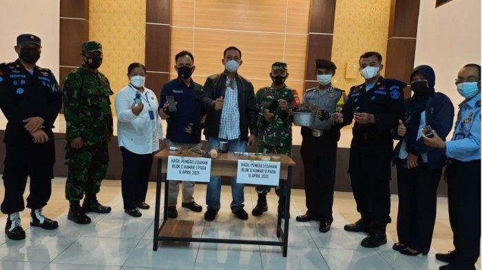 Petugas gabungan TNI, Polri, BNNK Solo, dan Rutan melakukan penggeledahan di kamar Rutan Klas 1A Solo, Selasa (6/4/2021).