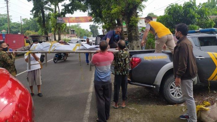 Petugas kepolisian dari Polsek Bojongsari saat mengevakuasi mayat di saluran irigasi Desa Bojongsari, Kecamatan Bojongsari, Kabupaten Purbalingga, pada Sabtu (30/1/2021).