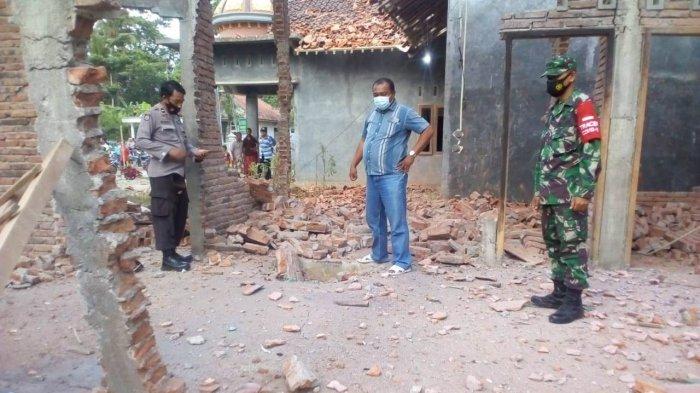Petugas mendatangi lokasi dua rumah warga di Dusun Gebangsari RT 5 RW 7 Desa Sidaurip, Kecamatan Gandrungmangu, Kabupaten Cilacap yang hancur dan rusak berat akibat ledakan petasan, pada Jumat (30/4/2021).