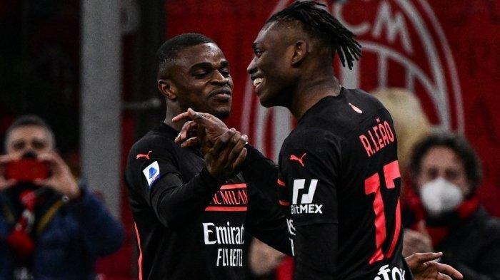 Pierre Kalulu dan Rafael Leao di Liga Italia Serie A antara AC Milan vs Empoli pada 12 Maret 2022 di stadion San Siro di Milan.