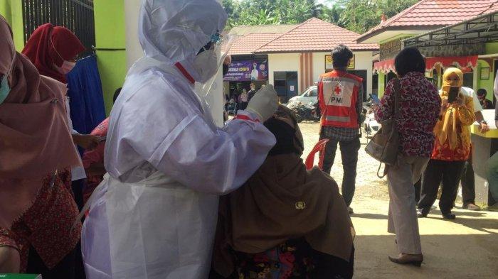 PMI Jateng menyalurkan 1.050 alat tes covid-19 bagi guru yang bakal menggelar uji coba Pembelajaran Tatap Muka (PTM) di tiga daerah di Jateng.