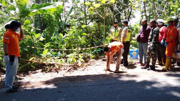Polisi sedang melakukan olah Tempat Kejadian Perkara di Jalan Pramuka