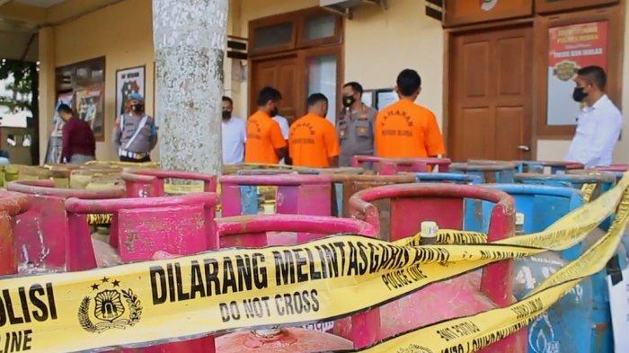 Petugas Polres Blora saat menyita barang bukti ratusan gas elpiji dan mengamankan tiga tersangka di Mapolres Blora, Jawa Tengah.