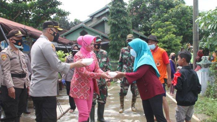 Polres Pati mendirikan dapur umum di Desa Mintobasuki, Kecamatan Gabus, Minggu (7/2/2021). Setiap hari, dapur umum ini menyediakan 500 porsi makanan bagi warga korban banjir.