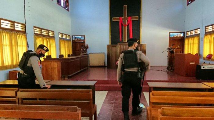 Personel Polres Pemalang melakukan sterilisasi, di Gereja Kristen Jawa (GKJ) Pemalang, dalam rangka pengamanan pelaksanaan Paskah, Kamis (1/4/2021).