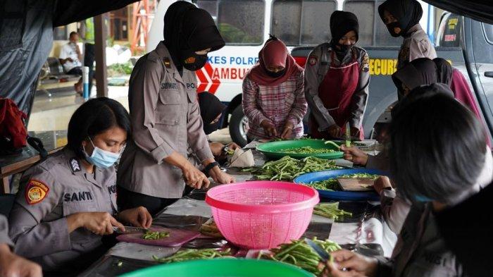 Polwan Polres Kendal siapkan 800 porsi makanan untuk warga terdampak banjir setiap harinya, Selasa (9/2/2021).