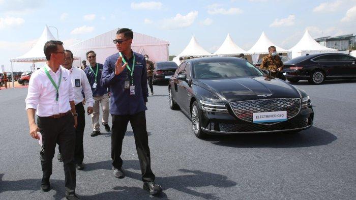 Presiden Republik Indonesia Joko Widodo meninjau pembangunan proyek _Grand Package_ Konsorsium LG di Kawasan Industri Terpadu, Batang pada Rabu (8/6).