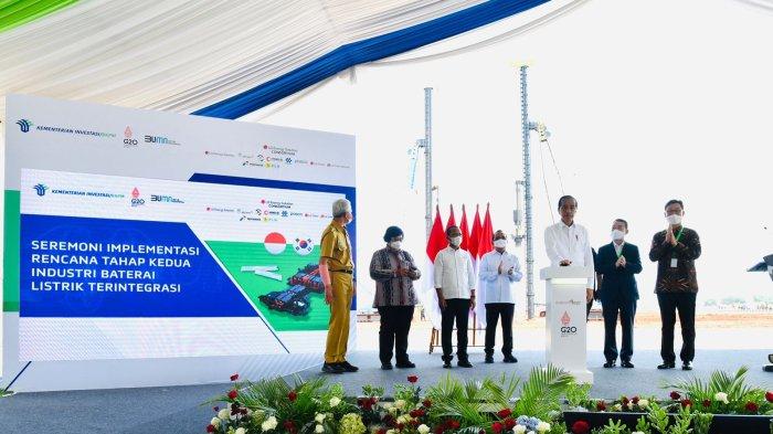 Presiden Republik Indonesia Joko Widodo meninjau pembangunan proyek _Grand Package_ Konsorsium LG di Kawasan Industri Terpadu, Batang pada Rabu (8/6).