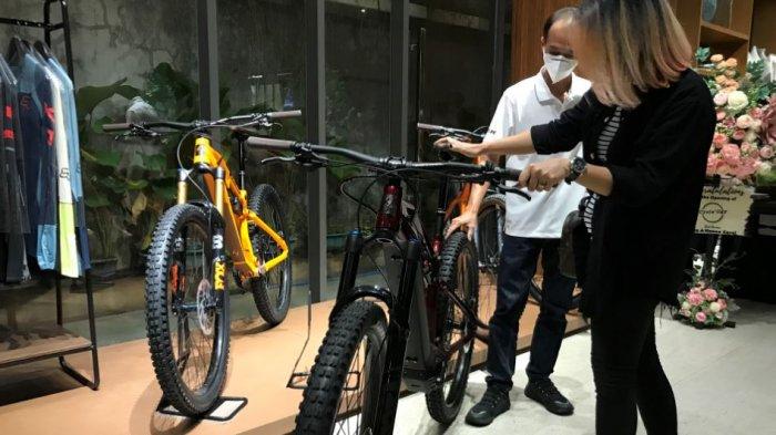 Seorang pengunjung terlihat sedang melihat-lihat produk sepeda yang ada di Cycle’ogy, Jumat, (30/4/2021).
