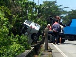 BREAKING NEWS: Kecelakaan di Banyumanik Semarang, Mobil Terguling ke Jurang, Lalu Lintas Tersendat