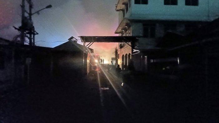 Proses evakuasi pasien RS Pelita Anugrah Mranggen yang dekat dengan lokasi kebakaran.