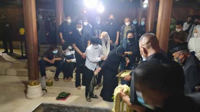 Prosesi pemakaman Mantan KSAD Jenderal TNI Purn Wismoyo Arismunandar di selasar Argosari Astana Giribangun Kecamatan Matesih Kabupaten Karanganyar, Kamis (28/1/2021).
