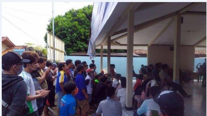 Warga Desa Pejogol, Kecamatan Cilongok, Kabupaten Banyumas, saat menggeruduk kantor Desa menuntut Kasi Kesra, yaitu Herin Purwanto mundur dari jabatannya karena diduga berselingkuh dengan bidan desa setempat, pada Senin (29/6/2020).