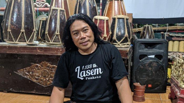 Puji Darsono (46) alias Ki Dalang Gondrong Al-Frustasiah saat ditemui di kediamannya, Kamis (4/2/2021).