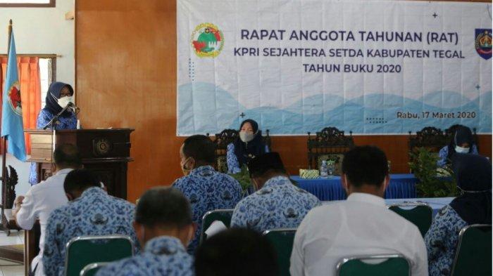 Bupati Tegal, Umi Azizah, saat menghadiri Rapat Anggota Tahunan KPRI Sejahtera Tahun Buku 2020, di Gedung PKK Kabupaten Tegal, Rabu (17/3/2021). Pada kesempatan ini Bupati Umi mengapresiasi peningkatan sisa hasil usaha atau SHU pada Koperasi Sejahtera Setda Kabupaten Tegal. Dari semula Rp 150 juta di tahun 2016 menjadi Rp 329 juta di tahun 2020.