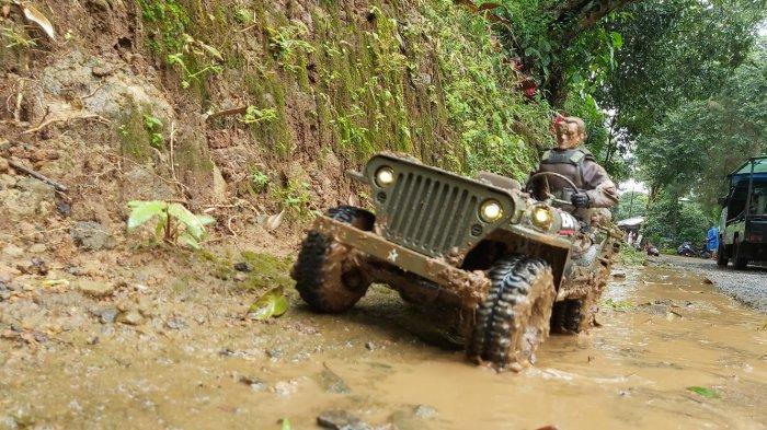 Ratusan mobil remote control (RC) adventure, mengikuti trailing explorer RC adventure Pekalongan di objek wisata Linggoasri, Pekalongan