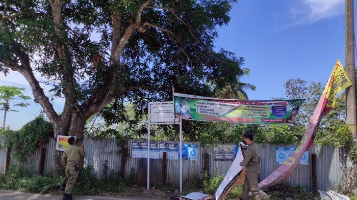 Aktivitas petugas Satpol PP dan Damkar Kabupaten Semarang melepas reklame yang melanggar aturan pemasangan di wilayah Kabupaten Semarang, Kamis (21/7/2022).
