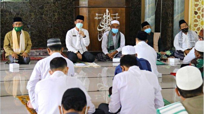 Pelaksana tugas (Plt) Bupati Kudus Hartopo melaksanakan Safari Jumat di Masjid Baitul Muttaqin, Desa Honggosoco, Kecamatan Jekulo, Kabupaten Kudus, Jumat (5/2/2021).