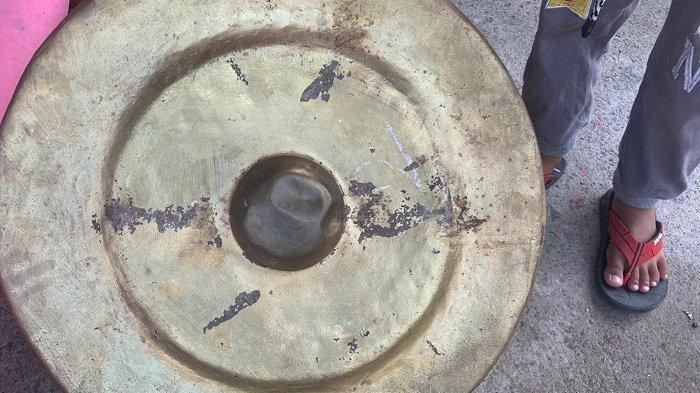 Salah satu perangkat Gamelan yang dirusak Ki Dalang Gondho Wartoyo di depan rumahnya di Dukuh Bulu RT 004 RW 003, Desa Tegalgiri, Kecamatan Nogosari, Kabupaten Boyolali. Penampakan alat-alat yang rusak dan berantakan, Sabtu (3/4/2021).